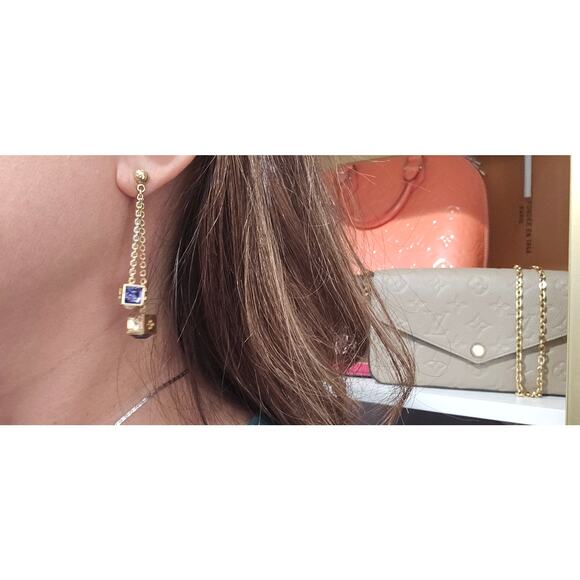 LOUIS VUITTON DANGLING CRYSTAL GAMBLE CUBE EARRINGS - Picture 2 of 6